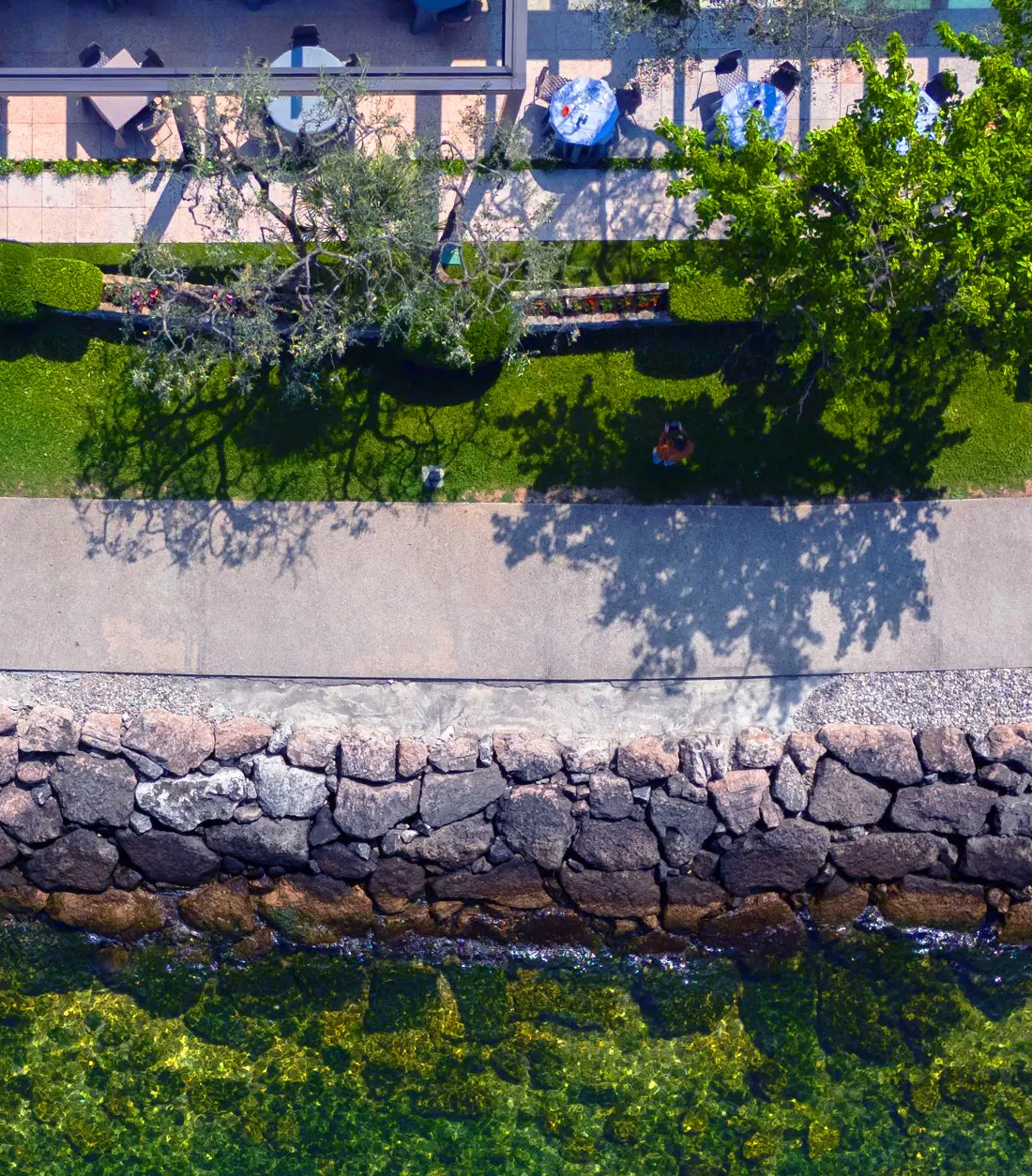 Foto dall'alto del ristorante e del lungolago
